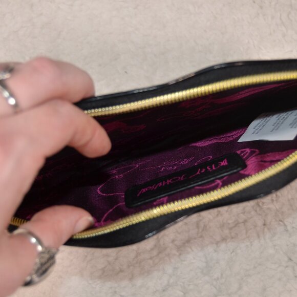 Betsey Johnson black lips wristlet, shiny black vegan leather with gold chain - Picture 9 of 12